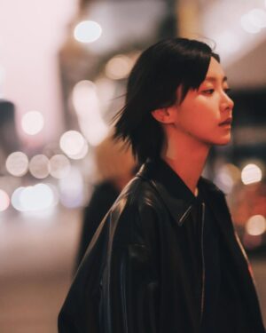 Angela Yuen Instagram - 多年前自從拍了dear Jane 的三部曲之後
每次唱K都會怕怕
用了幾年才發現，化解尷尬的方式竟是先發制人
與其閃躲不如自己點歌唱一次，就可成為刀槍不入的金身
想起來，這也算是一種甜蜜的煩惱吧 

可以陪大家走過一段MK的流金歲月
是我們的榮幸 🌟 @jason_wuch @dearjaneofficial