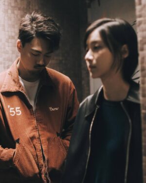 Angela Yuen Instagram - 多年前自從拍了dear Jane 的三部曲之後
每次唱K都會怕怕
用了幾年才發現，化解尷尬的方式竟是先發制人
與其閃躲不如自己點歌唱一次，就可成為刀槍不入的金身
想起來，這也算是一種甜蜜的煩惱吧 

可以陪大家走過一段MK的流金歲月
是我們的榮幸 🌟 @jason_wuch @dearjaneofficial