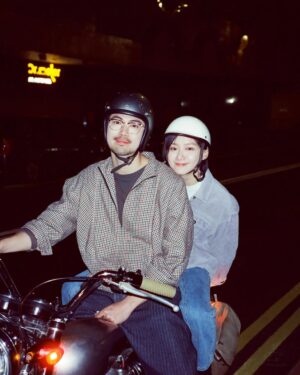Angela Yuen Instagram - 多年前自從拍了dear Jane 的三部曲之後
每次唱K都會怕怕
用了幾年才發現，化解尷尬的方式竟是先發制人
與其閃躲不如自己點歌唱一次，就可成為刀槍不入的金身
想起來，這也算是一種甜蜜的煩惱吧 

可以陪大家走過一段MK的流金歲月
是我們的榮幸 🌟 @jason_wuch @dearjaneofficial