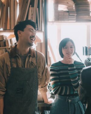 Angela Yuen Instagram - 多年前自從拍了dear Jane 的三部曲之後
每次唱K都會怕怕
用了幾年才發現，化解尷尬的方式竟是先發制人
與其閃躲不如自己點歌唱一次，就可成為刀槍不入的金身
想起來，這也算是一種甜蜜的煩惱吧 

可以陪大家走過一段MK的流金歲月
是我們的榮幸 🌟 @jason_wuch @dearjaneofficial