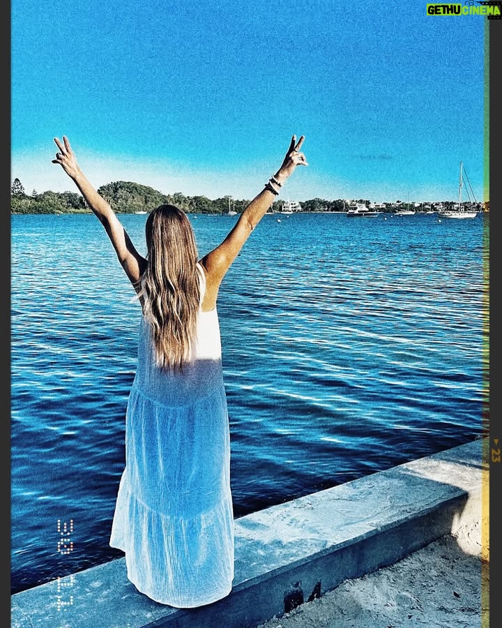 Angeline Moncayo - 627 Likes - Cuando cesas de pelearte con el mundo,
todos se acercan para hablarte de amor. āØ
Cuando aceptas, transformas;
cuando te atreves a intentar lo nuevo, desaparecen los condicionamientos y el mundo te sorprende. āØ
Cuando te vuelves blando como el agua, penetras todos los poros de la tierra. āØ
Cuando comienzas a mirarte,
desaparece el mundo. āØ
Cuando dejas ir
lo que no es para ti,
ese vacĆo atrae lo que realmente te pertenece. āØ
Cuando te pierdes, te encuentras. āØ
Cuando te decides,
esa determinación
encuentra a quiƩn eres
y te susurra lo que quieres. āØ
Cuando renuncias a la guerra,
ganas la batalla. āØ
Cuando aquietas tu mente,
todo un universo se pone a tus pies. āØ
Cuando no te apresuras,
todo se acerca hacia ti. āØ
Cuando dejas de querer controlar,
el mundo se acomoda a sĆ mismo. āØ
Cuando eliges no reaccionar,
cambia el resultado. āØ
Cuando aceptas los cambios y la incertidumbre,
dejas de sufrir. āØ
Cuando te vuelves humilde,
el mundo te pertenece. āØ
Cuando te encuentras
a ti mismo, cesa la bĆŗsqueda. āØ
Cuando abrazas tu dolor,
lo conviertes en amigo. āØ
Cuando te vuelves consciente,
aparece tu luz. ⨠Un maravilloso fin de semana para todos!šāāļøššš¤²š¼āļøš