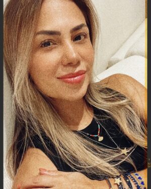 Angeline Moncayo Instagram - 𝘉𝘦𝘯𝘥𝘪𝘵𝘰𝘴 𝘴𝘦𝘢𝘯 𝘭𝘰𝘴 𝘲𝘶𝘦 𝘭𝘭𝘦𝘨𝘢𝘯 𝘢 𝘯𝘶𝘦𝘴𝘵𝘳𝘢 𝘷𝘪𝘥𝘢 𝘦𝘯 𝘴𝘪𝘭𝘦𝘯𝘤𝘪𝘰, 𝘤𝘰𝘯 𝘱𝘢𝘴𝘰𝘴 𝘴𝘶𝘢𝘷𝘦𝘴 𝘱𝘢𝘳𝘢 𝘯𝘰 𝘥𝘦𝘴𝘱𝘦𝘳𝘵𝘢𝘳 𝘯𝘶𝘦𝘴𝘵𝘳𝘰𝘴 𝘥𝘰𝘭𝘰𝘳𝘦𝘴, 𝘯𝘰 𝘥𝘦𝘴𝘱𝘦𝘳𝘵𝘢𝘳 𝘯𝘶𝘦𝘴𝘵𝘳𝘰𝘴 𝘧𝘢𝘯𝘵𝘢𝘴𝘮𝘢𝘴, 𝘯𝘰 𝘳𝘦𝘴𝘶𝘤𝘪𝘵𝘢𝘳 𝘯𝘶𝘦𝘴𝘵𝘳𝘰𝘴 𝘮𝘪𝘦𝘥𝘰𝘴.  𝘉𝘦𝘯𝘥𝘪𝘵𝘰𝘴 𝘴𝘦𝘢𝘯 𝘭𝘰𝘴 𝘲𝘶𝘦 𝘴𝘦 𝘥𝘪𝘳𝘪𝘨𝘦𝘯 𝘤𝘰𝘯 𝘴𝘶𝘢𝘷𝘪𝘥𝘢𝘥 𝘺 𝘨𝘦𝘯𝘵𝘪𝘭𝘦𝘻𝘢, 𝘩𝘢𝘣𝘭𝘢𝘯𝘥𝘰 𝘦𝘭 𝘪𝘥𝘪𝘰𝘮𝘢 𝘥𝘦 𝘭𝘢 𝘱𝘢𝘻 𝘱𝘢𝘳𝘢 𝘯𝘰 𝘢𝘴𝘶𝘴𝘵𝘢𝘳 𝘢 𝘯𝘶𝘦𝘴𝘵𝘳𝘢 𝘢𝘭𝘮𝘢. 𝘉𝘦𝘯𝘥𝘪𝘵𝘰𝘴 𝘴𝘦𝘢𝘯 𝘭𝘰𝘴 𝘲𝘶𝘦 𝘵𝘰𝘤𝘢𝘯 𝘯𝘶𝘦𝘴𝘵𝘳𝘰 𝘤𝘰𝘳𝘢𝘻ó𝘯 𝘤𝘰𝘯 𝘤𝘢𝘳𝘪ñ𝘰, 𝘯𝘰𝘴 𝘮𝘪𝘳𝘢𝘯 𝘤𝘰𝘯 𝘳𝘦𝘴𝘱𝘦𝘵𝘰 𝘺 𝘯𝘰𝘴 𝘢𝘤𝘦𝘱𝘵𝘢𝘯 𝘦𝘯𝘵𝘦𝘳𝘰𝘴 𝘤𝘰𝘯 𝘵𝘰𝘥𝘰𝘴 𝘯𝘶𝘦𝘴𝘵𝘳𝘰𝘴 𝘦𝘳𝘳𝘰𝘳𝘦𝘴 𝘦 𝘪𝘮𝘱𝘦𝘳𝘧𝘦𝘤𝘤𝘪𝘰𝘯𝘦𝘴. 𝘉𝘦𝘯𝘥𝘪𝘵𝘰𝘴 𝘴𝘦𝘢𝘯 𝘭𝘰𝘴 𝘲𝘶𝘦 𝘱𝘶𝘥𝘪𝘦𝘯𝘥𝘰 𝘴𝘦𝘳 𝘤𝘶𝘢𝘭𝘲𝘶𝘪𝘦𝘳 𝘤𝘰𝘴𝘢 𝘦𝘯 𝘯𝘶𝘦𝘴𝘵𝘳𝘢 𝘷𝘪𝘥𝘢, 𝘦𝘴𝘤𝘰𝘨𝘦𝘯 𝘴𝘦𝘳 𝘨𝘦𝘯𝘦𝘳𝘰𝘴𝘰𝘴. 𝘉𝘦𝘯𝘥𝘪𝘵𝘰𝘴 𝘴𝘦𝘢𝘯 𝘦𝘴𝘰𝘴 𝘪𝘭𝘶𝘮𝘪𝘯𝘢𝘥𝘰𝘴 𝘲𝘶𝘦 𝘯𝘰𝘴 𝘭𝘭𝘦𝘨𝘢𝘯 𝘤𝘰𝘮𝘰 𝘶𝘯 á𝘯𝘨𝘦𝘭, 𝘤𝘰𝘮𝘰 𝘧𝘭𝘰𝘳 𝘰 𝘱𝘢𝘫𝘢𝘳𝘪𝘵𝘰, 𝘲𝘶𝘦 𝘥𝘢𝘯 𝘢𝘭𝘢𝘴 𝘢 𝘯𝘶𝘦𝘴𝘵𝘳𝘰𝘴 𝘴𝘶𝘦ñ𝘰𝘴 𝘺 𝘲𝘶𝘦, 𝘵𝘦𝘯𝘪𝘦𝘯𝘥𝘰 𝘭𝘢 𝘭𝘪𝘣𝘦𝘳𝘵𝘢𝘥 𝘱𝘢𝘳𝘢 𝘪𝘳𝘴𝘦, 𝘦𝘴𝘤𝘰𝘨𝘦𝘯 𝘲𝘶𝘦𝘥𝘢𝘳𝘴𝘦 𝘢 𝘩𝘢𝘤𝘦𝘳 𝘯𝘪𝘥𝘰. Edna Frigato.😇