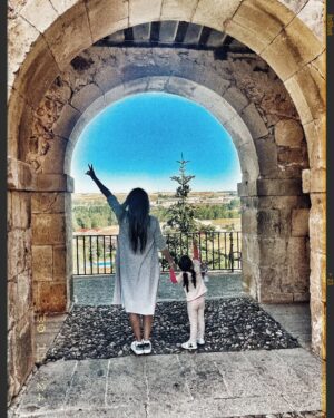 Angeline Moncayo Instagram - Cuando cesas de pelearte con el mundo, 
todos se acercan para hablarte de amor. ✨ 
Cuando aceptas, transformas; 
cuando te atreves a intentar lo nuevo, desaparecen los condicionamientos y el mundo te sorprende. ✨ 
Cuando te vuelves blando como el agua, penetras todos los poros de la tierra. ✨ 
Cuando comienzas a mirarte, 
desaparece el mundo. ✨ 
Cuando dejas ir 
lo que no es para ti, 
ese vacío atrae lo que realmente te pertenece. ✨ 
Cuando te pierdes, te encuentras. ✨ 
Cuando te decides, 
esa determinación 
encuentra a quién eres 
y te susurra lo que quieres. ✨ 
Cuando renuncias a la guerra, 
ganas la batalla. ✨ 
Cuando aquietas tu mente, 
todo un universo se pone a tus pies. ✨ 
Cuando no te apresuras, 
todo se acerca hacia ti. ✨ 
Cuando dejas de querer controlar, 
el mundo se acomoda a sí mismo. ✨ 
Cuando eliges no reaccionar, 
cambia el resultado. ✨ 
Cuando aceptas los cambios y la incertidumbre, 
dejas de sufrir. ✨ 
Cuando te vuelves humilde, 
el mundo te pertenece. ✨ 
Cuando te encuentras 
a ti mismo, cesa la búsqueda. ✨ 
Cuando abrazas tu dolor, 
lo conviertes en amigo. ✨ 
Cuando te vuelves consciente, 
aparece tu luz. ✨  Un maravilloso fin de semana para todos!🙇‍♀️🙏💚🤲🏼☘️🚀