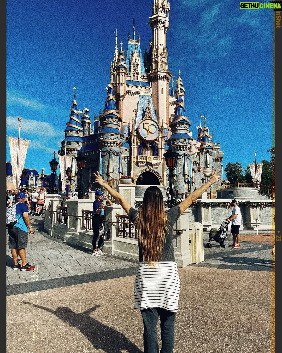Angeline Moncayo - 627 Likes - Cuando cesas de pelearte con el mundo,
todos se acercan para hablarte de amor. āØ
Cuando aceptas, transformas;
cuando te atreves a intentar lo nuevo, desaparecen los condicionamientos y el mundo te sorprende. āØ
Cuando te vuelves blando como el agua, penetras todos los poros de la tierra. āØ
Cuando comienzas a mirarte,
desaparece el mundo. āØ
Cuando dejas ir
lo que no es para ti,
ese vacĆo atrae lo que realmente te pertenece. āØ
Cuando te pierdes, te encuentras. āØ
Cuando te decides,
esa determinación
encuentra a quiƩn eres
y te susurra lo que quieres. āØ
Cuando renuncias a la guerra,
ganas la batalla. āØ
Cuando aquietas tu mente,
todo un universo se pone a tus pies. āØ
Cuando no te apresuras,
todo se acerca hacia ti. āØ
Cuando dejas de querer controlar,
el mundo se acomoda a sĆ mismo. āØ
Cuando eliges no reaccionar,
cambia el resultado. āØ
Cuando aceptas los cambios y la incertidumbre,
dejas de sufrir. āØ
Cuando te vuelves humilde,
el mundo te pertenece. āØ
Cuando te encuentras
a ti mismo, cesa la bĆŗsqueda. āØ
Cuando abrazas tu dolor,
lo conviertes en amigo. āØ
Cuando te vuelves consciente,
aparece tu luz. ⨠Un maravilloso fin de semana para todos!šāāļøššš¤²š¼āļøš