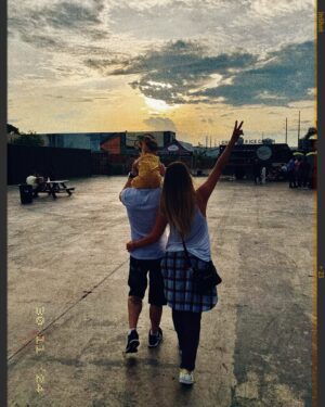Angeline Moncayo Instagram - Cuando cesas de pelearte con el mundo, 
todos se acercan para hablarte de amor. ✨ 
Cuando aceptas, transformas; 
cuando te atreves a intentar lo nuevo, desaparecen los condicionamientos y el mundo te sorprende. ✨ 
Cuando te vuelves blando como el agua, penetras todos los poros de la tierra. ✨ 
Cuando comienzas a mirarte, 
desaparece el mundo. ✨ 
Cuando dejas ir 
lo que no es para ti, 
ese vacío atrae lo que realmente te pertenece. ✨ 
Cuando te pierdes, te encuentras. ✨ 
Cuando te decides, 
esa determinación 
encuentra a quién eres 
y te susurra lo que quieres. ✨ 
Cuando renuncias a la guerra, 
ganas la batalla. ✨ 
Cuando aquietas tu mente, 
todo un universo se pone a tus pies. ✨ 
Cuando no te apresuras, 
todo se acerca hacia ti. ✨ 
Cuando dejas de querer controlar, 
el mundo se acomoda a sí mismo. ✨ 
Cuando eliges no reaccionar, 
cambia el resultado. ✨ 
Cuando aceptas los cambios y la incertidumbre, 
dejas de sufrir. ✨ 
Cuando te vuelves humilde, 
el mundo te pertenece. ✨ 
Cuando te encuentras 
a ti mismo, cesa la búsqueda. ✨ 
Cuando abrazas tu dolor, 
lo conviertes en amigo. ✨ 
Cuando te vuelves consciente, 
aparece tu luz. ✨  Un maravilloso fin de semana para todos!🙇‍♀️🙏💚🤲🏼☘️🚀