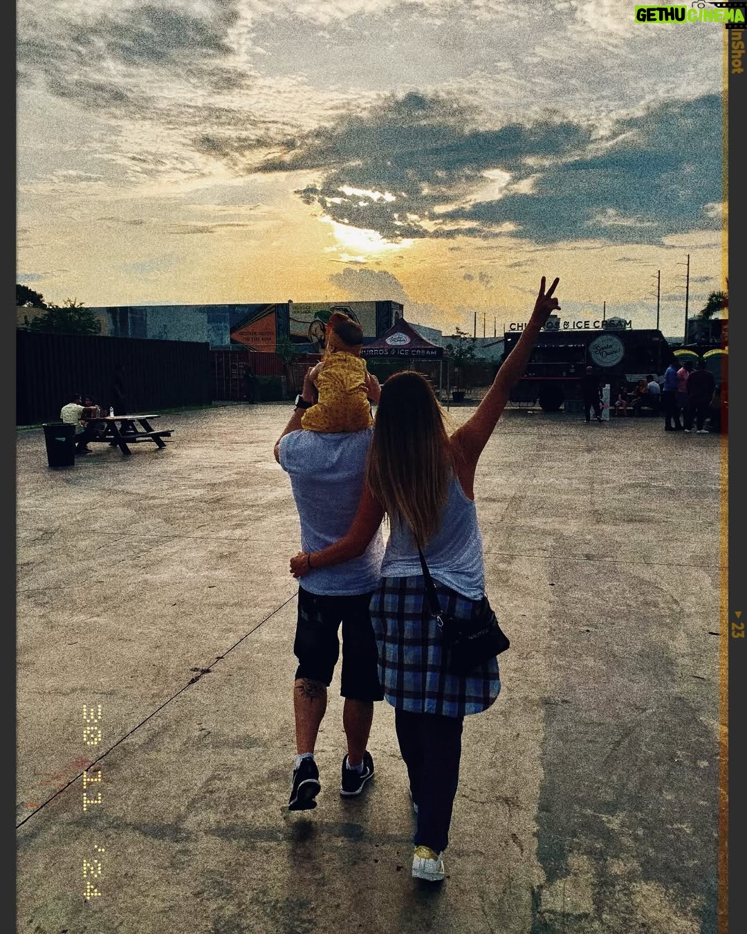 Angeline Moncayo - 627 Likes - Cuando cesas de pelearte con el mundo,
todos se acercan para hablarte de amor. āØ
Cuando aceptas, transformas;
cuando te atreves a intentar lo nuevo, desaparecen los condicionamientos y el mundo te sorprende. āØ
Cuando te vuelves blando como el agua, penetras todos los poros de la tierra. āØ
Cuando comienzas a mirarte,
desaparece el mundo. āØ
Cuando dejas ir
lo que no es para ti,
ese vacĆo atrae lo que realmente te pertenece. āØ
Cuando te pierdes, te encuentras. āØ
Cuando te decides,
esa determinación
encuentra a quiƩn eres
y te susurra lo que quieres. āØ
Cuando renuncias a la guerra,
ganas la batalla. āØ
Cuando aquietas tu mente,
todo un universo se pone a tus pies. āØ
Cuando no te apresuras,
todo se acerca hacia ti. āØ
Cuando dejas de querer controlar,
el mundo se acomoda a sĆ mismo. āØ
Cuando eliges no reaccionar,
cambia el resultado. āØ
Cuando aceptas los cambios y la incertidumbre,
dejas de sufrir. āØ
Cuando te vuelves humilde,
el mundo te pertenece. āØ
Cuando te encuentras
a ti mismo, cesa la bĆŗsqueda. āØ
Cuando abrazas tu dolor,
lo conviertes en amigo. āØ
Cuando te vuelves consciente,
aparece tu luz. ⨠Un maravilloso fin de semana para todos!šāāļøššš¤²š¼āļøš