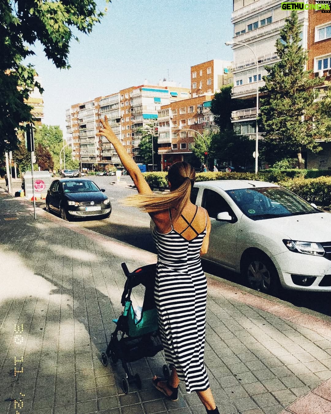 Angeline Moncayo - 627 Likes - Cuando cesas de pelearte con el mundo,
todos se acercan para hablarte de amor. āØ
Cuando aceptas, transformas;
cuando te atreves a intentar lo nuevo, desaparecen los condicionamientos y el mundo te sorprende. āØ
Cuando te vuelves blando como el agua, penetras todos los poros de la tierra. āØ
Cuando comienzas a mirarte,
desaparece el mundo. āØ
Cuando dejas ir
lo que no es para ti,
ese vacĆo atrae lo que realmente te pertenece. āØ
Cuando te pierdes, te encuentras. āØ
Cuando te decides,
esa determinación
encuentra a quiƩn eres
y te susurra lo que quieres. āØ
Cuando renuncias a la guerra,
ganas la batalla. āØ
Cuando aquietas tu mente,
todo un universo se pone a tus pies. āØ
Cuando no te apresuras,
todo se acerca hacia ti. āØ
Cuando dejas de querer controlar,
el mundo se acomoda a sĆ mismo. āØ
Cuando eliges no reaccionar,
cambia el resultado. āØ
Cuando aceptas los cambios y la incertidumbre,
dejas de sufrir. āØ
Cuando te vuelves humilde,
el mundo te pertenece. āØ
Cuando te encuentras
a ti mismo, cesa la bĆŗsqueda. āØ
Cuando abrazas tu dolor,
lo conviertes en amigo. āØ
Cuando te vuelves consciente,
aparece tu luz. ⨠Un maravilloso fin de semana para todos!šāāļøššš¤²š¼āļøš