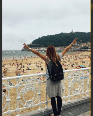 Angeline Moncayo Instagram - Cuando cesas de pelearte con el mundo, 
todos se acercan para hablarte de amor. ✨ 
Cuando aceptas, transformas; 
cuando te atreves a intentar lo nuevo, desaparecen los condicionamientos y el mundo te sorprende. ✨ 
Cuando te vuelves blando como el agua, penetras todos los poros de la tierra. ✨ 
Cuando comienzas a mirarte, 
desaparece el mundo. ✨ 
Cuando dejas ir 
lo que no es para ti, 
ese vacío atrae lo que realmente te pertenece. ✨ 
Cuando te pierdes, te encuentras. ✨ 
Cuando te decides, 
esa determinación 
encuentra a quién eres 
y te susurra lo que quieres. ✨ 
Cuando renuncias a la guerra, 
ganas la batalla. ✨ 
Cuando aquietas tu mente, 
todo un universo se pone a tus pies. ✨ 
Cuando no te apresuras, 
todo se acerca hacia ti. ✨ 
Cuando dejas de querer controlar, 
el mundo se acomoda a sí mismo. ✨ 
Cuando eliges no reaccionar, 
cambia el resultado. ✨ 
Cuando aceptas los cambios y la incertidumbre, 
dejas de sufrir. ✨ 
Cuando te vuelves humilde, 
el mundo te pertenece. ✨ 
Cuando te encuentras 
a ti mismo, cesa la búsqueda. ✨ 
Cuando abrazas tu dolor, 
lo conviertes en amigo. ✨ 
Cuando te vuelves consciente, 
aparece tu luz. ✨  Un maravilloso fin de semana para todos!🙇‍♀️🙏💚🤲🏼☘️🚀