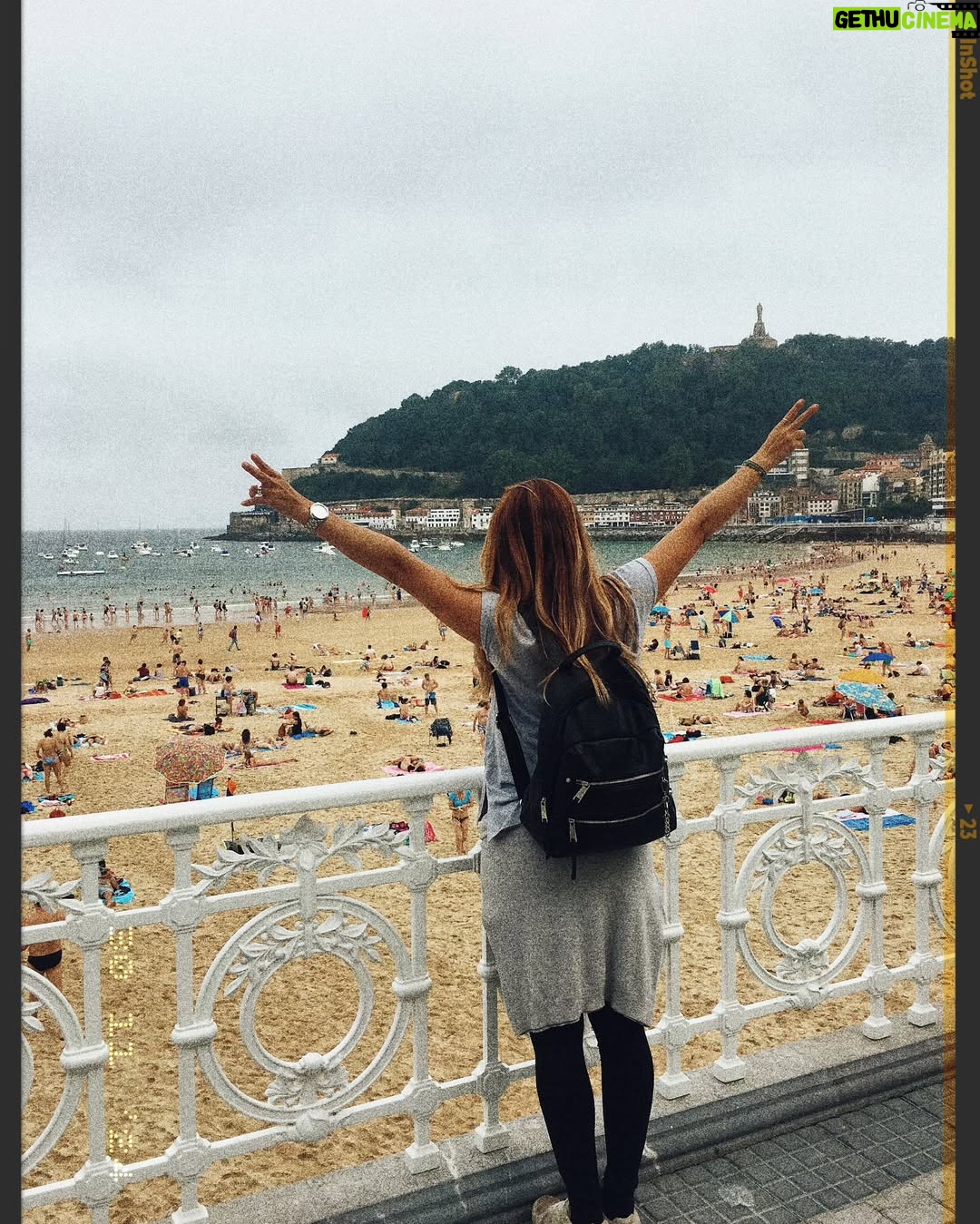 Angeline Moncayo - 627 Likes - Cuando cesas de pelearte con el mundo,
todos se acercan para hablarte de amor. āØ
Cuando aceptas, transformas;
cuando te atreves a intentar lo nuevo, desaparecen los condicionamientos y el mundo te sorprende. āØ
Cuando te vuelves blando como el agua, penetras todos los poros de la tierra. āØ
Cuando comienzas a mirarte,
desaparece el mundo. āØ
Cuando dejas ir
lo que no es para ti,
ese vacĆo atrae lo que realmente te pertenece. āØ
Cuando te pierdes, te encuentras. āØ
Cuando te decides,
esa determinación
encuentra a quiƩn eres
y te susurra lo que quieres. āØ
Cuando renuncias a la guerra,
ganas la batalla. āØ
Cuando aquietas tu mente,
todo un universo se pone a tus pies. āØ
Cuando no te apresuras,
todo se acerca hacia ti. āØ
Cuando dejas de querer controlar,
el mundo se acomoda a sĆ mismo. āØ
Cuando eliges no reaccionar,
cambia el resultado. āØ
Cuando aceptas los cambios y la incertidumbre,
dejas de sufrir. āØ
Cuando te vuelves humilde,
el mundo te pertenece. āØ
Cuando te encuentras
a ti mismo, cesa la bĆŗsqueda. āØ
Cuando abrazas tu dolor,
lo conviertes en amigo. āØ
Cuando te vuelves consciente,
aparece tu luz. ⨠Un maravilloso fin de semana para todos!šāāļøššš¤²š¼āļøš