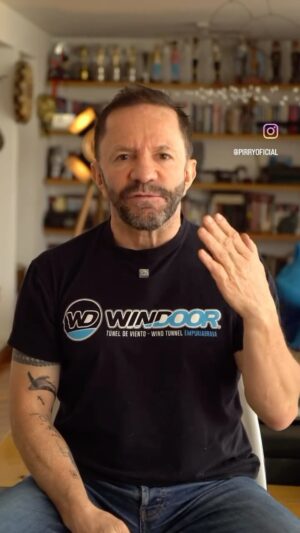 Angeline Moncayo Instagram - Muchas gracias, @pirryoficial , por exponer este tema. Más allá de que no creo en seguir dándole publicidad a este tipo de personajes, sí considero necesario abrir la conversación. Tal como él lo dice, estamos en el “imperio de la idiotez”.
Como padres, debemos preguntarnos: ¿qué estamos haciendo? ¿Cómo estamos criando a personas que, claramente, presentan patologías alimentadas desde sus propios hogares? Por otro lado, estos individuos han encontrado una comunidad que los valida, lo que refuerza sus conductas.
Por eso, no solo debemos preocuparnos por ellos, sino también por quienes los siguen y aplauden su contenido. Nos guste o no, al visualizar y compartir estas cuentas, contribuimos a su crecimiento y alcance.
Es momento de cuestionarnos. Como bien dice Pirry, dejemos de creer en tanta estupidez y en tantos estúpidos. Dejemos de volver famosa a la gente sin mérito alguno. #hedicho ✔️