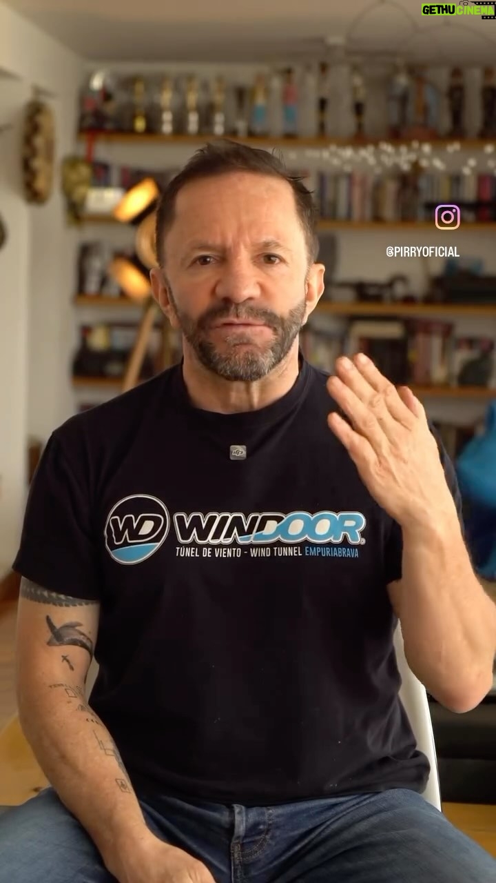 Angeline Moncayo - 1.3K Likes - Muchas gracias, @pirryoficial , por exponer este tema. Más allá de que no creo en seguir dándole publicidad a este tipo de personajes, sí considero necesario abrir la conversación. Tal como él lo dice, estamos en el “imperio de la idiotez”.
Como padres, debemos preguntarnos: ¿qué estamos haciendo? ¿Cómo estamos criando a personas que, claramente, presentan patologías alimentadas desde sus propios hogares? Por otro lado, estos individuos han encontrado una comunidad que los valida, lo que refuerza sus conductas.
Por eso, no solo debemos preocuparnos por ellos, sino también por quienes los siguen y aplauden su contenido. Nos guste o no, al visualizar y compartir estas cuentas, contribuimos a su crecimiento y alcance.
Es momento de cuestionarnos. Como bien dice Pirry, dejemos de creer en tanta estupidez y en tantos estúpidos. Dejemos de volver famosa a la gente sin mérito alguno. #hedicho ✔️