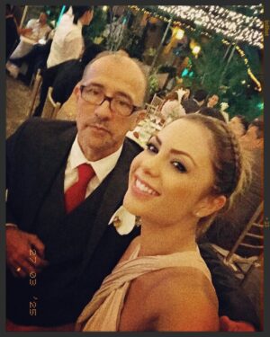 Angeline Moncayo Instagram - Él me enseñó en gran parte lo que soy hoy. La importancia de la ética, el respeto, a cuidar mis palabras. Me mostró con la importancia de adaptarse a cualquier situación y a trabajar, y con su ejemplo dejó la vara muy alta porque siempre vi a un hombre en casa que fue complemento y equipo con mi mamá; ríen juntos, planean juntos, lloran juntos, y también podía ponerse un traje de ejecutivo como hacer los deberes de la casa.

Soy tan detallista porque lo vi desde pequeña en cosas como las servilletas que me dejaba con notas al lado de mi desayuno antes de irme a estudiar. Tengo el esposo que tengo porque él me enseñó lo que merezco, y ha sido maravilloso ver ahora su rol de abuelo. Como dice Ariadna, ¡es el mejor abuelo del mundo! Él es mi padre, mi oso, así le he dicho desde que estaba pequeña, y me siento orgullosa de ser su hija. ¡Feliz cumpleaños, osito! Que vengan muchos años más.💜♾️🎂🎂🎂 @javier.tovar.543