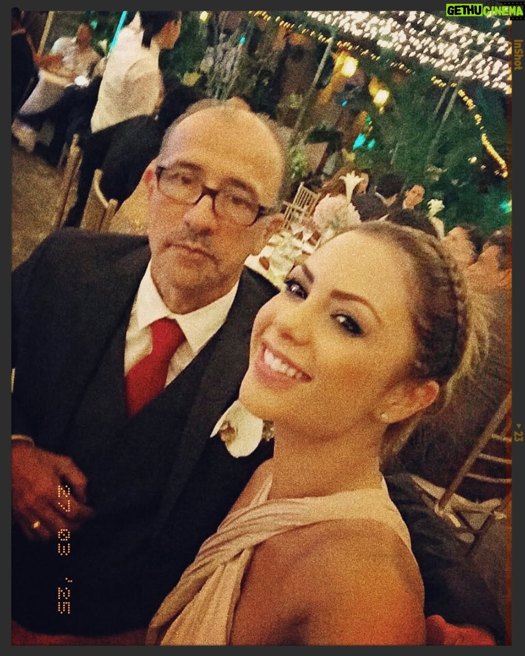 Angeline Moncayo - 248 Likes - Ćl me enseñó en gran parte lo que soy hoy. La importancia de la Ć©tica, el respeto, a cuidar mis palabras. Me mostró con la importancia de adaptarse a cualquier situación y a trabajar, y con su ejemplo dejó la vara muy alta porque siempre vi a un hombre en casa que fue complemento y equipo con mi mamĆ”; rĆen juntos, planean juntos, lloran juntos, y tambiĆ©n podĆa ponerse un traje de ejecutivo como hacer los deberes de la casa.
Soy tan detallista porque lo vi desde pequeƱa en cosas como las servilletas que me dejaba con notas al lado de mi desayuno antes de irme a estudiar. Tengo el esposo que tengo porque Ć©l me enseñó lo que merezco, y ha sido maravilloso ver ahora su rol de abuelo. Como dice Ariadna, Ā”es el mejor abuelo del mundo! Ćl es mi padre, mi oso, asĆ le he dicho desde que estaba pequeƱa, y me siento orgullosa de ser su hija. Ā”Feliz cumpleaƱos, osito! Que vengan muchos aƱos mĆ”s.šā¾ļøššš @javier.tovar.543