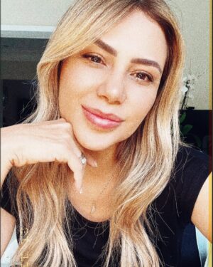 Angeline Moncayo Instagram - 𝘈𝘭 𝘧𝘪𝘯𝘢𝘭, 𝘯𝘰 𝘴é 𝘲𝘶é 𝘲𝘶𝘪𝘦𝘳𝘦𝘯. 𝘘𝘶𝘦 𝘴𝘦𝘢, 𝘨𝘰𝘳𝘥𝘢, 𝘧𝘭𝘢𝘤𝘢, 𝘢𝘭𝘵𝘢, 𝘣𝘢𝘫𝘪𝘵𝘢, 𝘤𝘰𝘯𝘷𝘦𝘳𝘴𝘢𝘥𝘰𝘳𝘢 𝘰 𝘤𝘢𝘭𝘭𝘢𝘥𝘢... 
“𝘋𝘪𝘢𝘳𝘪𝘰 𝘥𝘦 𝘶𝘯𝘢 𝘯𝘪ñ𝘢 𝘲𝘶𝘦 𝘲𝘶𝘦𝘳í𝘢 𝘭𝘢𝘴 𝘵𝘦𝘵𝘢𝘴 𝘨𝘳𝘢𝘯𝘥𝘦𝘴” 📖📖📖
*Disponible en Amazon - Papel y digital ✨
*Playlist en Spotify 🎧