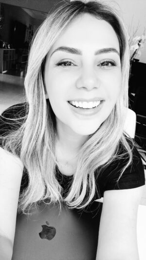 Angeline Moncayo Instagram - Hoy celebro cuatro años desde que tomé la decisión de explantarme, y ¿por qué lo hago? Porque para mí fue como volver a nacer en todos los aspectos. Ese día me despedí de mi hija, de mi esposo y del resto de mi familia porque pensaba que no volvería de la cirugía.
He vivido un curso intensivo en estos cuatro años que me ha permitido crecer y volverme más fuerte de manera acelerada. Al igual que un cohete, he tenido que soltar los propulsores para poder volar más alto. Hoy me siento feliz y estoy llena de proyectos. Tengo @asiarecoveryoficial , un libro que está llegando a diferentes rincones del mundo y una familia que son mi mayor tesoro. Tengo muy claro que Dios me ha entregado este propósito y que yo solo soy un instrumento en su plan. Felices 4 años para mí!🚀 🎂♥️👭