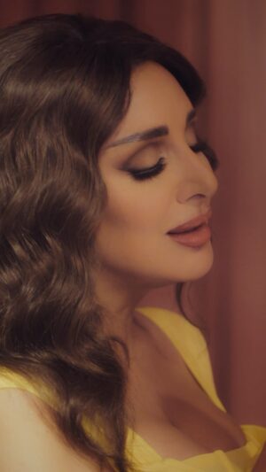 Angham Instagram - المشاعر بينا بتلف في دواير والقدر أوقات يرتب من بعيد..واللي كنت زمان قفلت عليه الستاير إفتكرته لما شفتك من جدید #تيجي_نسيب
