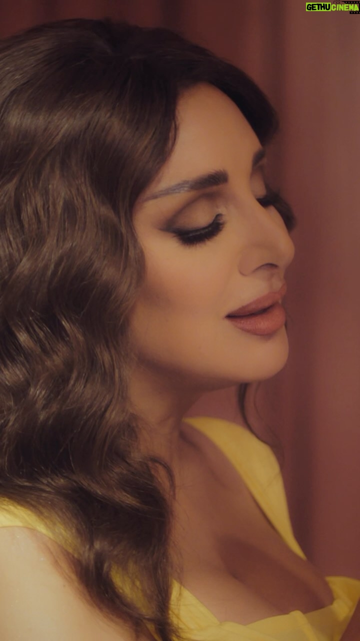 Angham - 50.5K Likes - المشاعر بينا بتلف في دواير والقدر أوقات يرتب من بعيد..واللي كنت زمان قفلت عليه الستاير إفتكرته لما شفتك من جدید #تيجي_نسيب