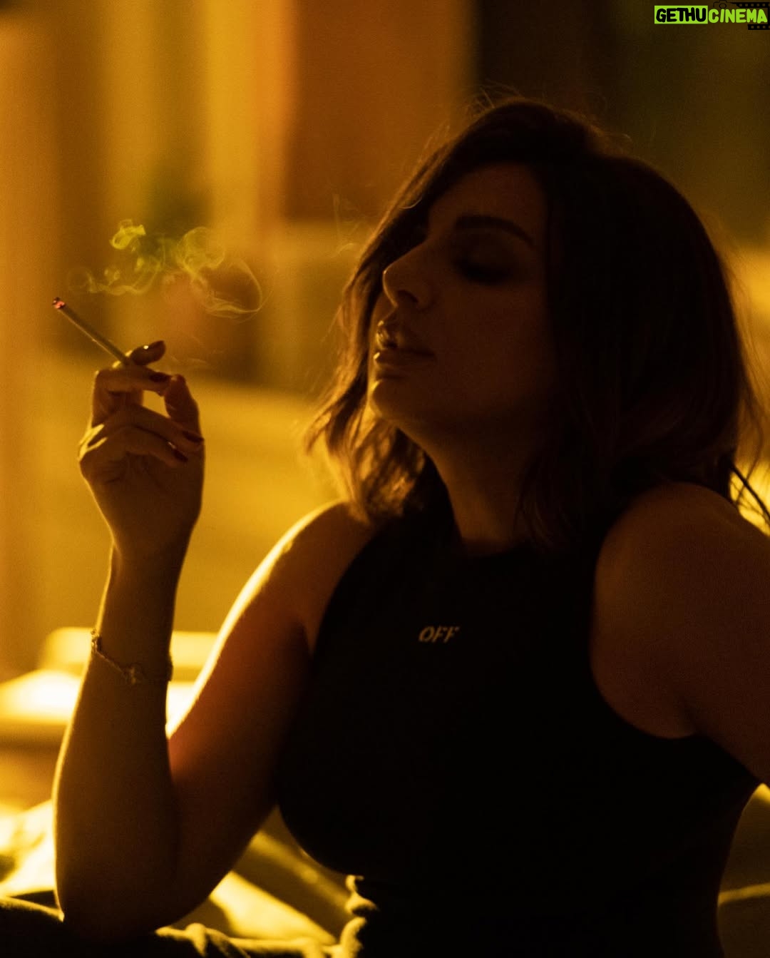 Angham - 79.9K Likes - احساس الوحده الإجباري بقي هو الإيد اللي تطبطب بقي ونسي وصاحبي وهو الحاجه الباقيه لي #سيبك_انت
………………….
Dress @off____white via @ounass