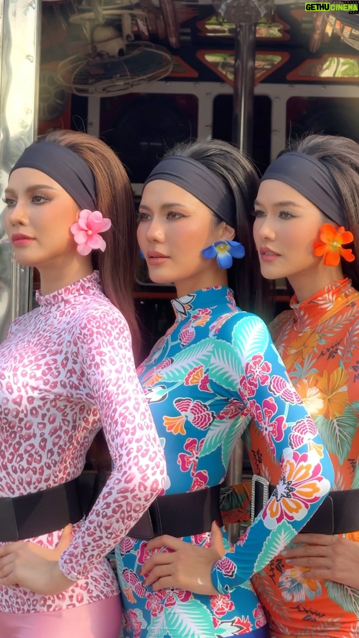 Aniporn Chalermburanawong - 40.7K Likes - เดบิวต์ เป็น ศิลปิน ❌
เดบิวต์ เป็น หมอลำ✅
สวัสดีปีใหม่ไทย พวกเรา 3 คนขอเสิร์ฟ ความสุข รอยยิ้ม ความสนุกสนาน เริ่มต้น สิ่งดีๆด้วยกันนะค้าาา 🙏🏼☺️