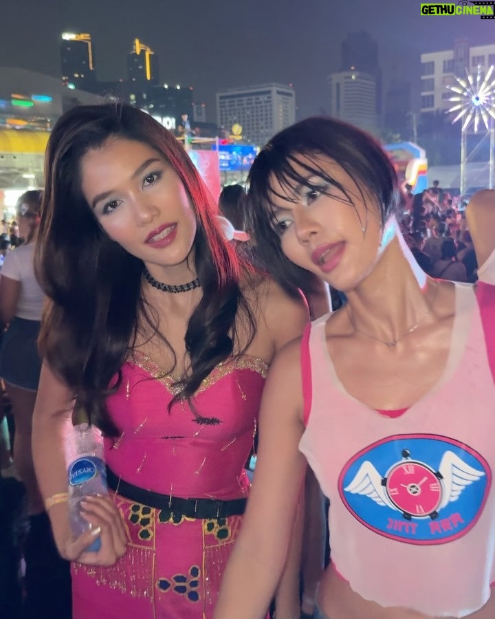 Aniporn Chalermburanawong - 26.1K Likes - สุขสันต์วันเกิดเพื่อนเอแคลร์ วันนี้พี่จินพาพี่นางมางานเอแคลร์ได้แล้วนะ😜🫶🏻🎂 @juepakofficial
#เอแคลร์เฟสติวัล #วันเกิดเอแคลร์