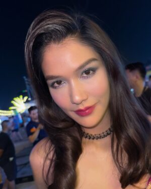 Aniporn Chalermburanawong Instagram - สุขสันต์วันเกิดเพื่อนเอแคลร์ วันนี้พี่จินพาพี่นางมางานเอแคลร์ได้แล้วนะ😜🫶🏻🎂 @juepakofficial 
#เอแคลร์เฟสติวัล #วันเกิดเอแคลร์