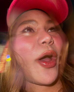 Aniporn Chalermburanawong Instagram - สุขสันต์วันเกิดเพื่อนเอแคลร์ วันนี้พี่จินพาพี่นางมางานเอแคลร์ได้แล้วนะ😜🫶🏻🎂 @juepakofficial 
#เอแคลร์เฟสติวัล #วันเกิดเอแคลร์