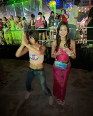 Aniporn Chalermburanawong Instagram - สุขสันต์วันเกิดเพื่อนเอแคลร์ วันนี้พี่จินพาพี่นางมางานเอแคลร์ได้แล้วนะ😜🫶🏻🎂 @juepakofficial 
#เอแคลร์เฟสติวัล #วันเกิดเอแคลร์