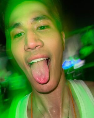 Aniporn Chalermburanawong Instagram - สุขสันต์วันเกิดเพื่อนเอแคลร์ วันนี้พี่จินพาพี่นางมางานเอแคลร์ได้แล้วนะ😜🫶🏻🎂 @juepakofficial 
#เอแคลร์เฟสติวัล #วันเกิดเอแคลร์