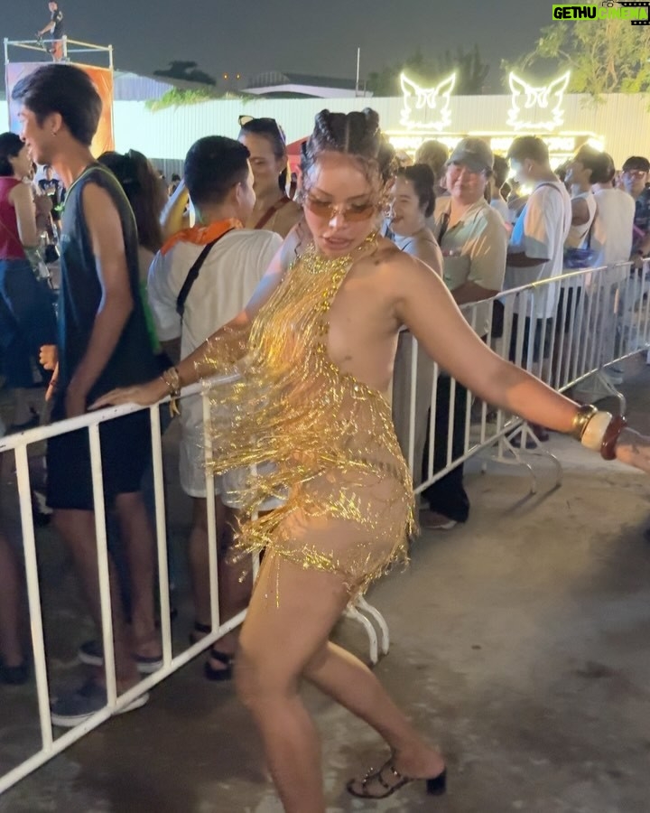 Aniporn Chalermburanawong - 26.1K Likes - สุขสันต์วันเกิดเพื่อนเอแคลร์ วันนี้พี่จินพาพี่นางมางานเอแคลร์ได้แล้วนะ😜🫶🏻🎂 @juepakofficial
#เอแคลร์เฟสติวัล #วันเกิดเอแคลร์