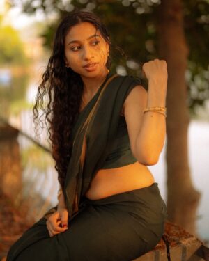 Anjana Mohan Instagram - “Oily hair & dusky skin…
That’s how kerala‘s beauty blooms.”🩷🥰🌴🌱🌸🌸

#saree #traditional #lookoftheday #photoshoot 
#natural #naturalook #homely  #homelylook 
#charecter #actor #anjanamohan