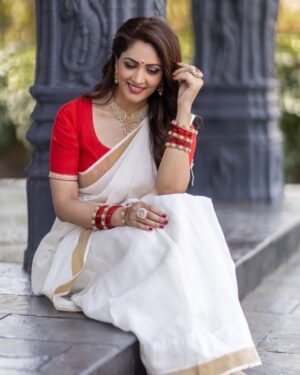 Anju Jadhav Instagram - Embracing the grace of tradition in this beautiful white saree 🌼✨ Feeling blessed on the 8th day of Navratri. May Maa Guri bless us all with love and light! 🙏💖 #Navratri2023 #SareeLove #divineelegance 
Location @setsinthecity.in 
MUA @rupesh_makeup @nilima.05 
Wardrobe @viiracouture