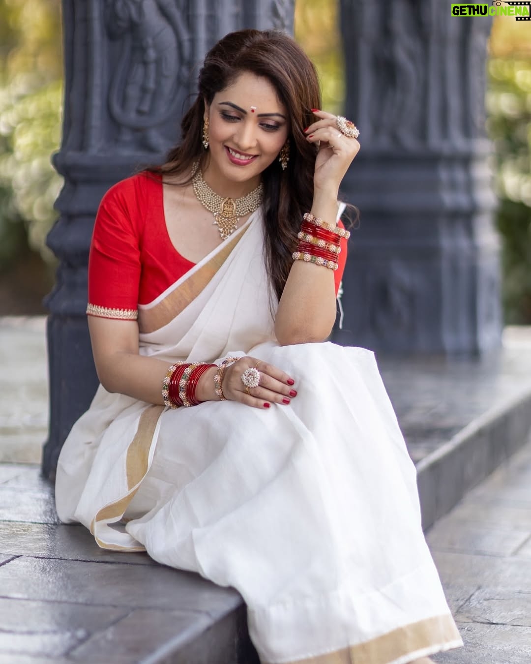 Anju Jadhav - 3K Likes - Embracing the grace of tradition in this beautiful white saree 🌼✨ Feeling blessed on the 8th day of Navratri. May Maa Guri bless us all with love and light! 🙏💖 #Navratri2023 #SareeLove #divineelegance
Location @setsinthecity.in
MUA @rupesh_makeup @nilima.05
Wardrobe @viiracouture