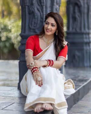 Anju Jadhav Instagram - Embracing the grace of tradition in this beautiful white saree 🌼✨ Feeling blessed on the 8th day of Navratri. May Maa Guri bless us all with love and light! 🙏💖 #Navratri2023 #SareeLove #divineelegance 
Location @setsinthecity.in 
MUA @rupesh_makeup @nilima.05 
Wardrobe @viiracouture