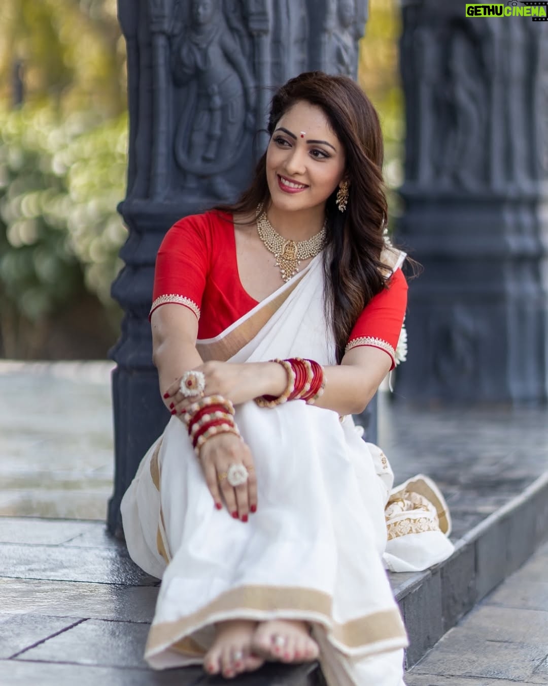 Anju Jadhav - 3K Likes - Embracing the grace of tradition in this beautiful white saree 🌼✨ Feeling blessed on the 8th day of Navratri. May Maa Guri bless us all with love and light! 🙏💖 #Navratri2023 #SareeLove #divineelegance
Location @setsinthecity.in
MUA @rupesh_makeup @nilima.05
Wardrobe @viiracouture
