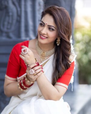 Anju Jadhav Instagram - Embracing the grace of tradition in this beautiful white saree 🌼✨ Feeling blessed on the 8th day of Navratri. May Maa Guri bless us all with love and light! 🙏💖 #Navratri2023 #SareeLove #divineelegance 
Location @setsinthecity.in 
MUA @rupesh_makeup @nilima.05 
Wardrobe @viiracouture
