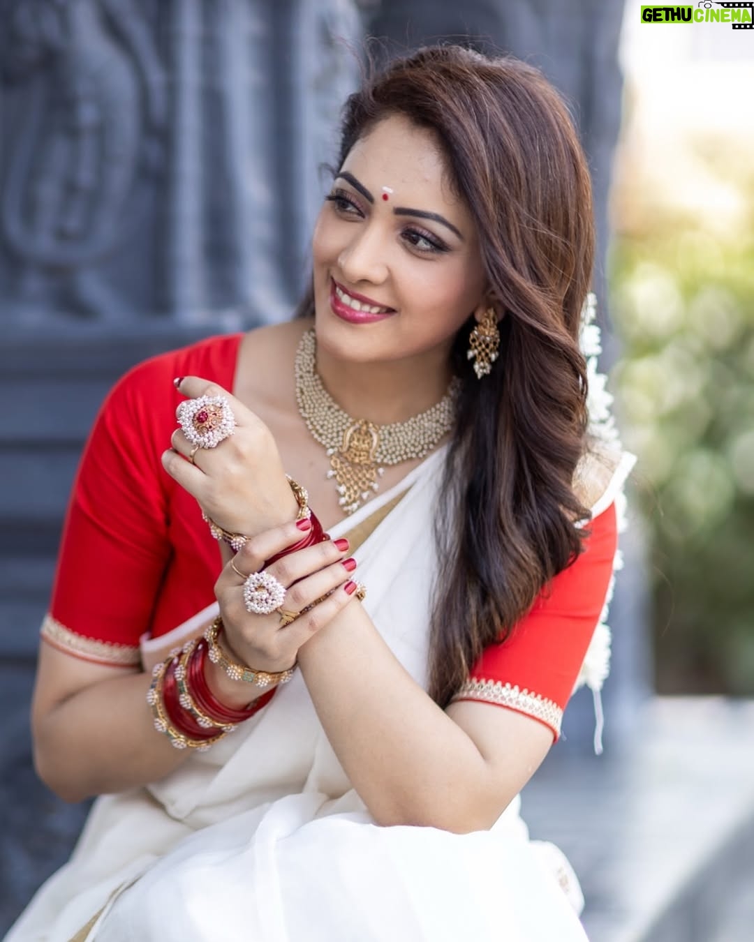 Anju Jadhav - 3K Likes - Embracing the grace of tradition in this beautiful white saree 🌼✨ Feeling blessed on the 8th day of Navratri. May Maa Guri bless us all with love and light! 🙏💖 #Navratri2023 #SareeLove #divineelegance
Location @setsinthecity.in
MUA @rupesh_makeup @nilima.05
Wardrobe @viiracouture