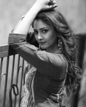 Anju Jadhav Instagram - “Lost in the melodies of the past ✨🎶 There’s something so soothing about an old song that wraps my heart in peace and love. 🌼 #Nostalgia #MusicalEscape #OldSoul”