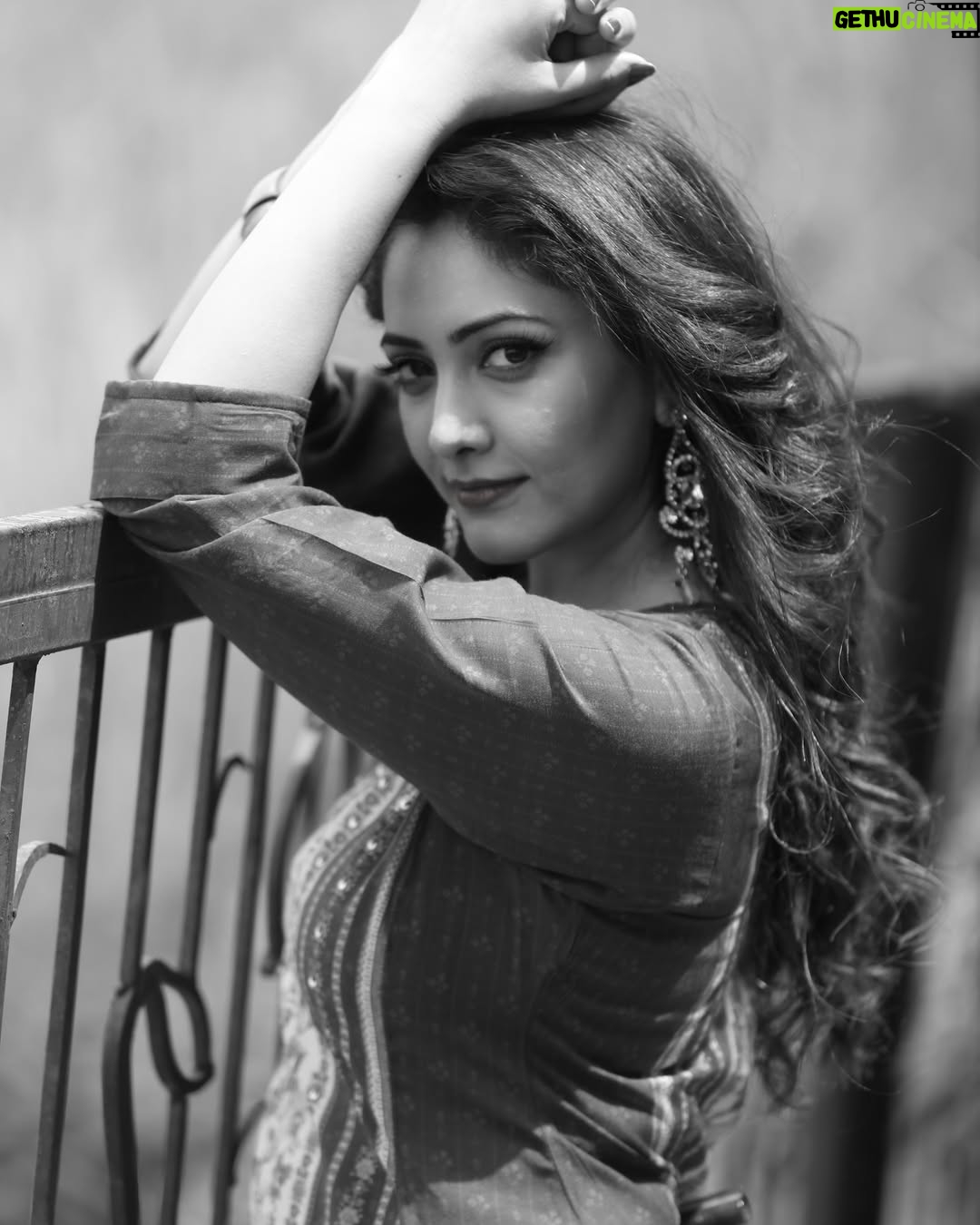 Anju Jadhav - 2.2K Likes - “Lost in the melodies of the past ✨🎶 There’s something so soothing about an old song that wraps my heart in peace and love. 🌼 #Nostalgia #MusicalEscape #OldSoul”