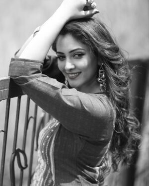 Anju Jadhav Instagram - “Lost in the melodies of the past ✨🎶 There’s something so soothing about an old song that wraps my heart in peace and love. 🌼 #Nostalgia #MusicalEscape #OldSoul”