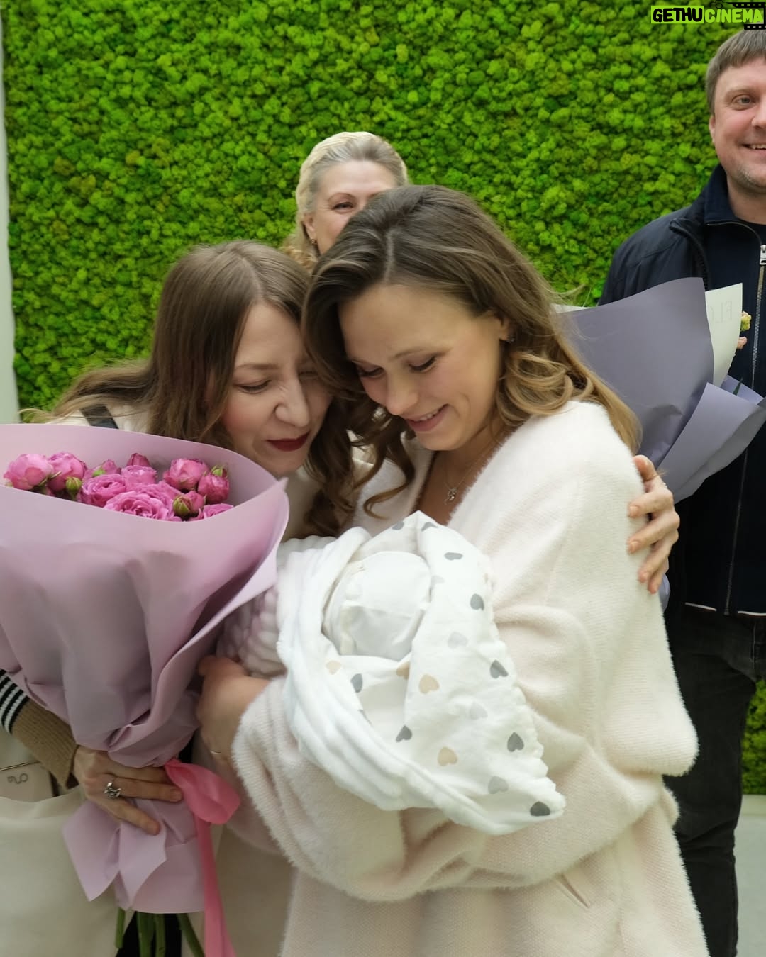 Anna Koshmal - 225.4K Likes - Софійка увійшла в чат 11.03.2025 ❤️
Щастя вагою в чотири кілограмчики нарешті на руцях!
Ми безмежно щасливі! 🥹
Дякую всім лікарям, які зробили появу на світ принцеси максимально комфортною і швидкою 🙏🏼
Дякую коханому, моїй родині та друзям за підтримку та любов ❤️
Тепер звикаєм до нового прекрасного статусу - батьки двох👫🏼