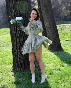 Anna Salivanchuk Instagram - 5 кращих ідей у світі ♥️Закон Мерфі
✅Чим більше ти боїшся, тим з  більшою ймовірністю це станеться.
♥️Закон Кідліна
✅Якщо ти можеш чітко сформулювати свою проблему, то  ти вже на шляху до її вирішення.
♥️Закон Гілберта
✅ Найбільша проблема в роботі – це те, що ніхто не каже, що саме потрібно робити.
♥️Закон Уолслна
✅ Якщо ти завжди ставиш інформацію та інтелект  на перше місце, то гроші приходитимуть до тебе.
♥️Закон Фолкленда
✅ Коли тобі не потрібно ухвалювати рішення, просто не ухвалюй його.
Яка  ідея найбільше сподобалась вам?
Фото @baki.anastasia 
Сукня @milirud_official