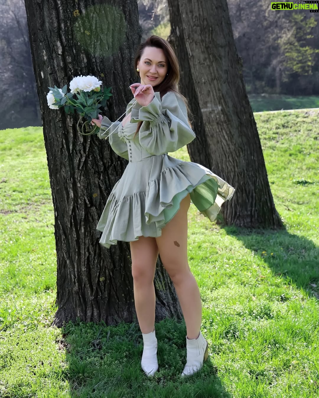 Anna Salivanchuk - 37.5K Likes - 5 кращих ідей у світі ♥️Закон Мерфі
✅Чим більше ти боїшся, тим з більшою ймовірністю це станеться.
♥️Закон Кідліна
✅Якщо ти можеш чітко сформулювати свою проблему, то ти вже на шляху до її вирішення.
♥️Закон Гілберта
✅ Найбільша проблема в роботі – це те, що ніхто не каже, що саме потрібно робити.
♥️Закон Уолслна
✅ Якщо ти завжди ставиш інформацію та інтелект на перше місце, то гроші приходитимуть до тебе.
♥️Закон Фолкленда
✅ Коли тобі не потрібно ухвалювати рішення, просто не ухвалюй його.
Яка ідея найбільше сподобалась вам?
Фото @baki.anastasia
Сукня @milirud_official