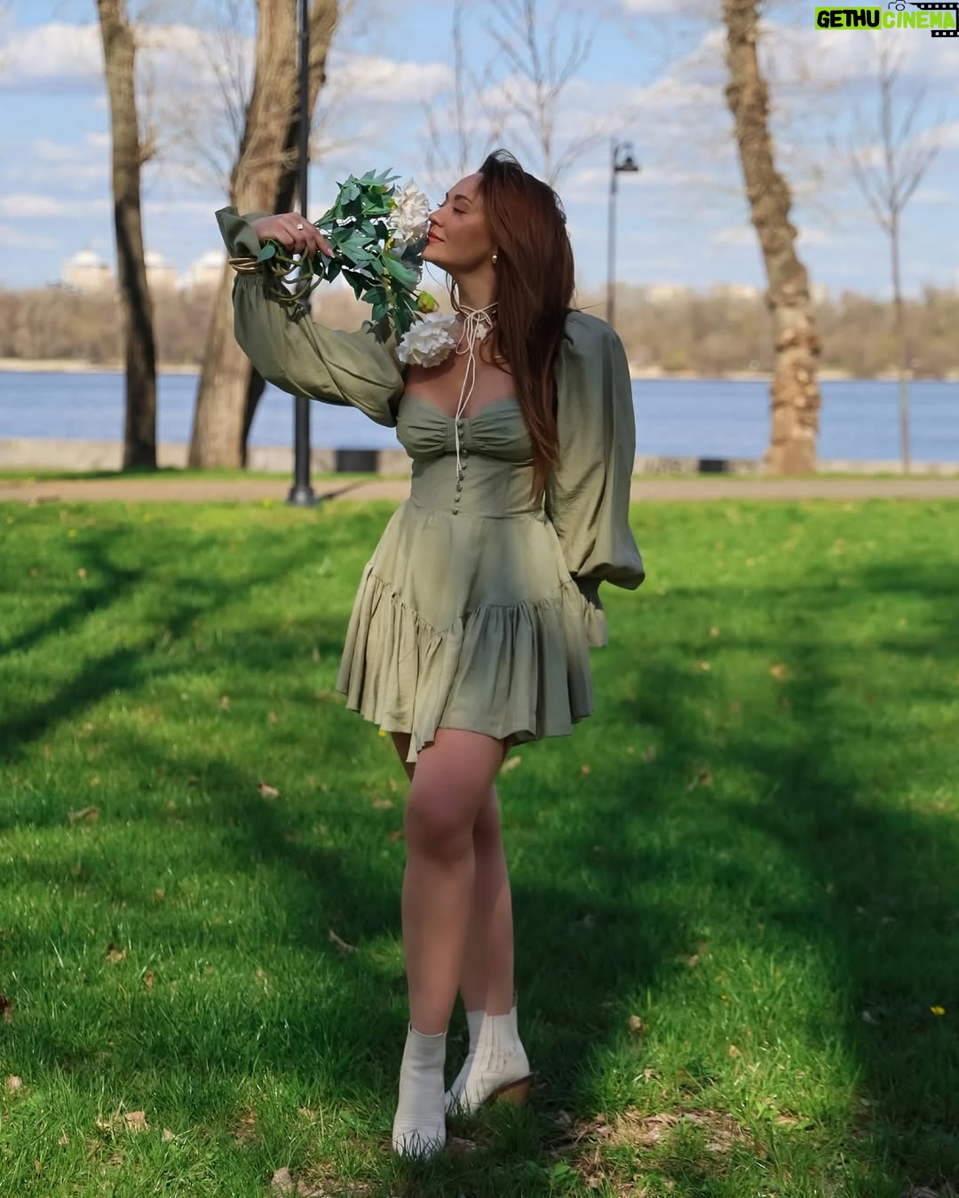 Anna Salivanchuk - 37.5K Likes - 5 кращих ідей у світі ♥️Закон Мерфі
✅Чим більше ти боїшся, тим з більшою ймовірністю це станеться.
♥️Закон Кідліна
✅Якщо ти можеш чітко сформулювати свою проблему, то ти вже на шляху до її вирішення.
♥️Закон Гілберта
✅ Найбільша проблема в роботі – це те, що ніхто не каже, що саме потрібно робити.
♥️Закон Уолслна
✅ Якщо ти завжди ставиш інформацію та інтелект на перше місце, то гроші приходитимуть до тебе.
♥️Закон Фолкленда
✅ Коли тобі не потрібно ухвалювати рішення, просто не ухвалюй його.
Яка ідея найбільше сподобалась вам?
Фото @baki.anastasia
Сукня @milirud_official