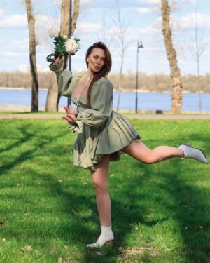 Anna Salivanchuk Instagram - 5 кращих ідей у світі ♥️Закон Мерфі
✅Чим більше ти боїшся, тим з  більшою ймовірністю це станеться.
♥️Закон Кідліна
✅Якщо ти можеш чітко сформулювати свою проблему, то  ти вже на шляху до її вирішення.
♥️Закон Гілберта
✅ Найбільша проблема в роботі – це те, що ніхто не каже, що саме потрібно робити.
♥️Закон Уолслна
✅ Якщо ти завжди ставиш інформацію та інтелект  на перше місце, то гроші приходитимуть до тебе.
♥️Закон Фолкленда
✅ Коли тобі не потрібно ухвалювати рішення, просто не ухвалюй його.
Яка  ідея найбільше сподобалась вам?
Фото @baki.anastasia 
Сукня @milirud_official