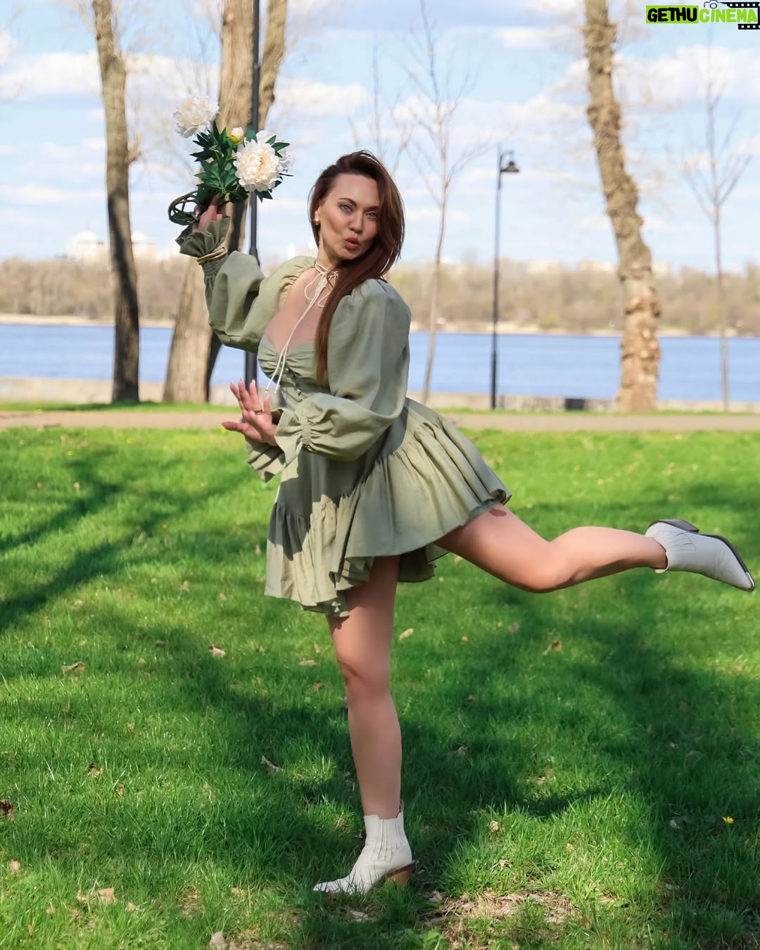 Anna Salivanchuk - 37.5K Likes - 5 кращих ідей у світі ♥️Закон Мерфі
✅Чим більше ти боїшся, тим з більшою ймовірністю це станеться.
♥️Закон Кідліна
✅Якщо ти можеш чітко сформулювати свою проблему, то ти вже на шляху до її вирішення.
♥️Закон Гілберта
✅ Найбільша проблема в роботі – це те, що ніхто не каже, що саме потрібно робити.
♥️Закон Уолслна
✅ Якщо ти завжди ставиш інформацію та інтелект на перше місце, то гроші приходитимуть до тебе.
♥️Закон Фолкленда
✅ Коли тобі не потрібно ухвалювати рішення, просто не ухвалюй його.
Яка ідея найбільше сподобалась вам?
Фото @baki.anastasia
Сукня @milirud_official