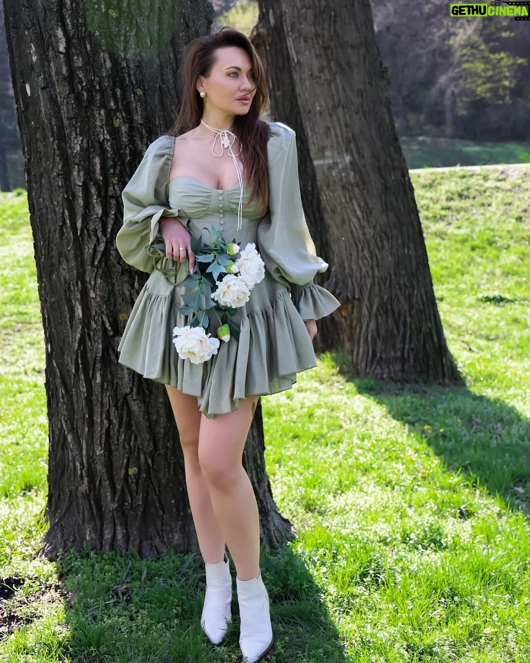 Anna Salivanchuk - 37.5K Likes - 5 кращих ідей у світі ♥️Закон Мерфі
✅Чим більше ти боїшся, тим з більшою ймовірністю це станеться.
♥️Закон Кідліна
✅Якщо ти можеш чітко сформулювати свою проблему, то ти вже на шляху до її вирішення.
♥️Закон Гілберта
✅ Найбільша проблема в роботі – це те, що ніхто не каже, що саме потрібно робити.
♥️Закон Уолслна
✅ Якщо ти завжди ставиш інформацію та інтелект на перше місце, то гроші приходитимуть до тебе.
♥️Закон Фолкленда
✅ Коли тобі не потрібно ухвалювати рішення, просто не ухвалюй його.
Яка ідея найбільше сподобалась вам?
Фото @baki.anastasia
Сукня @milirud_official