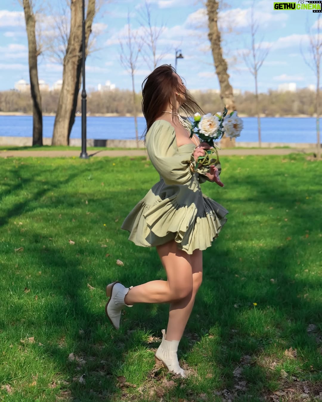 Anna Salivanchuk - 37.5K Likes - 5 кращих ідей у світі ♥️Закон Мерфі
✅Чим більше ти боїшся, тим з більшою ймовірністю це станеться.
♥️Закон Кідліна
✅Якщо ти можеш чітко сформулювати свою проблему, то ти вже на шляху до її вирішення.
♥️Закон Гілберта
✅ Найбільша проблема в роботі – це те, що ніхто не каже, що саме потрібно робити.
♥️Закон Уолслна
✅ Якщо ти завжди ставиш інформацію та інтелект на перше місце, то гроші приходитимуть до тебе.
♥️Закон Фолкленда
✅ Коли тобі не потрібно ухвалювати рішення, просто не ухвалюй його.
Яка ідея найбільше сподобалась вам?
Фото @baki.anastasia
Сукня @milirud_official