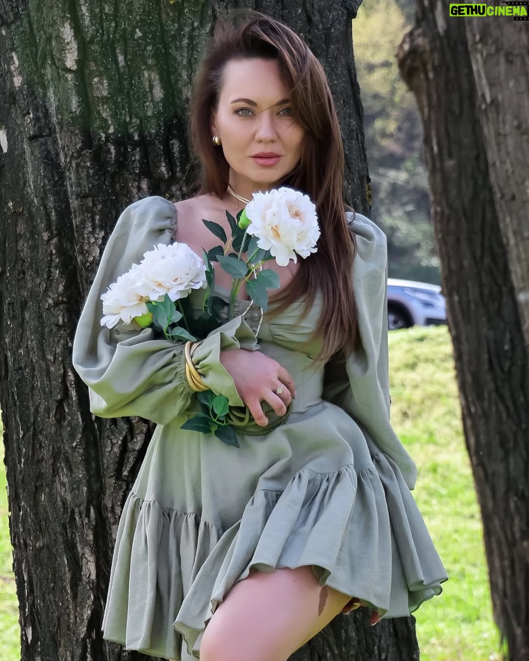 Anna Salivanchuk - 37.5K Likes - 5 кращих ідей у світі ♥️Закон Мерфі
✅Чим більше ти боїшся, тим з більшою ймовірністю це станеться.
♥️Закон Кідліна
✅Якщо ти можеш чітко сформулювати свою проблему, то ти вже на шляху до її вирішення.
♥️Закон Гілберта
✅ Найбільша проблема в роботі – це те, що ніхто не каже, що саме потрібно робити.
♥️Закон Уолслна
✅ Якщо ти завжди ставиш інформацію та інтелект на перше місце, то гроші приходитимуть до тебе.
♥️Закон Фолкленда
✅ Коли тобі не потрібно ухвалювати рішення, просто не ухвалюй його.
Яка ідея найбільше сподобалась вам?
Фото @baki.anastasia
Сукня @milirud_official