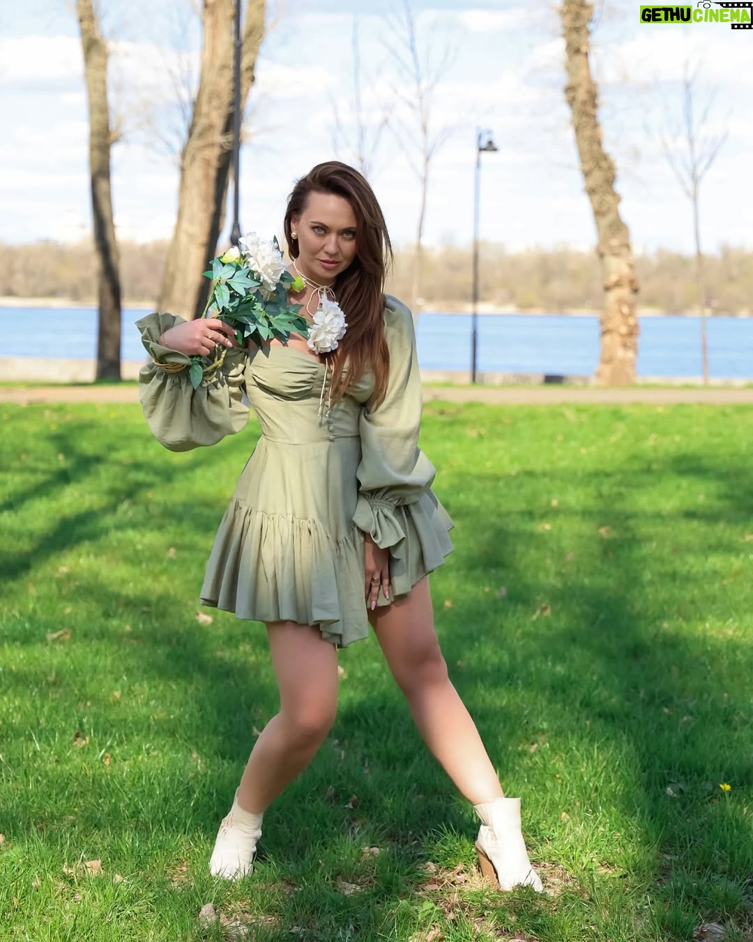Anna Salivanchuk - 37.5K Likes - 5 кращих ідей у світі ♥️Закон Мерфі
✅Чим більше ти боїшся, тим з більшою ймовірністю це станеться.
♥️Закон Кідліна
✅Якщо ти можеш чітко сформулювати свою проблему, то ти вже на шляху до її вирішення.
♥️Закон Гілберта
✅ Найбільша проблема в роботі – це те, що ніхто не каже, що саме потрібно робити.
♥️Закон Уолслна
✅ Якщо ти завжди ставиш інформацію та інтелект на перше місце, то гроші приходитимуть до тебе.
♥️Закон Фолкленда
✅ Коли тобі не потрібно ухвалювати рішення, просто не ухвалюй його.
Яка ідея найбільше сподобалась вам?
Фото @baki.anastasia
Сукня @milirud_official