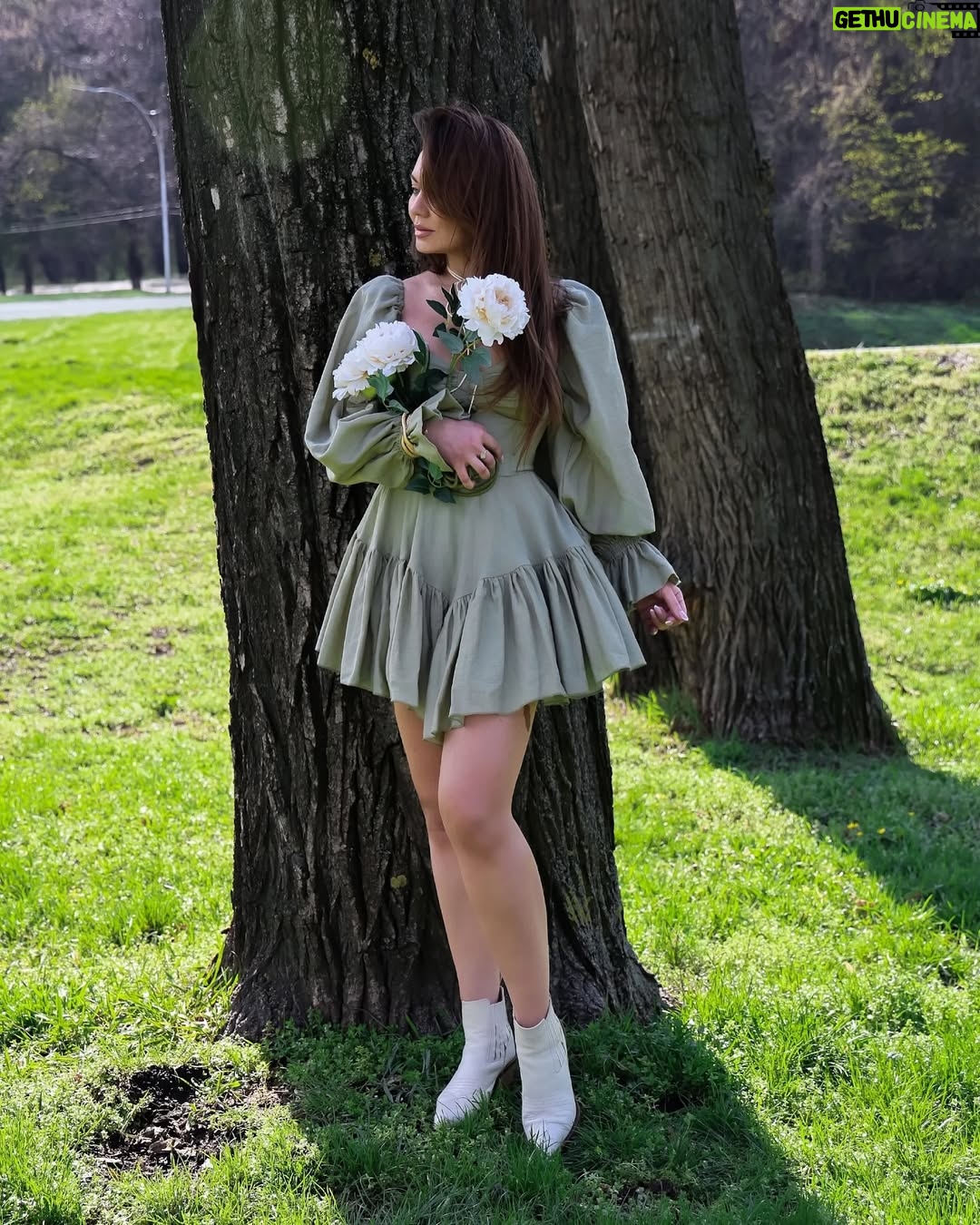 Anna Salivanchuk - 37.5K Likes - 5 кращих ідей у світі ♥️Закон Мерфі
✅Чим більше ти боїшся, тим з більшою ймовірністю це станеться.
♥️Закон Кідліна
✅Якщо ти можеш чітко сформулювати свою проблему, то ти вже на шляху до її вирішення.
♥️Закон Гілберта
✅ Найбільша проблема в роботі – це те, що ніхто не каже, що саме потрібно робити.
♥️Закон Уолслна
✅ Якщо ти завжди ставиш інформацію та інтелект на перше місце, то гроші приходитимуть до тебе.
♥️Закон Фолкленда
✅ Коли тобі не потрібно ухвалювати рішення, просто не ухвалюй його.
Яка ідея найбільше сподобалась вам?
Фото @baki.anastasia
Сукня @milirud_official